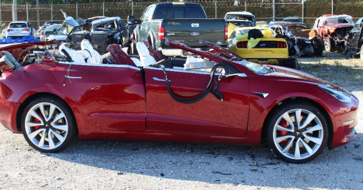 В Америке новая Tesla на автопилоте влетела в фуру. Водитель погиб