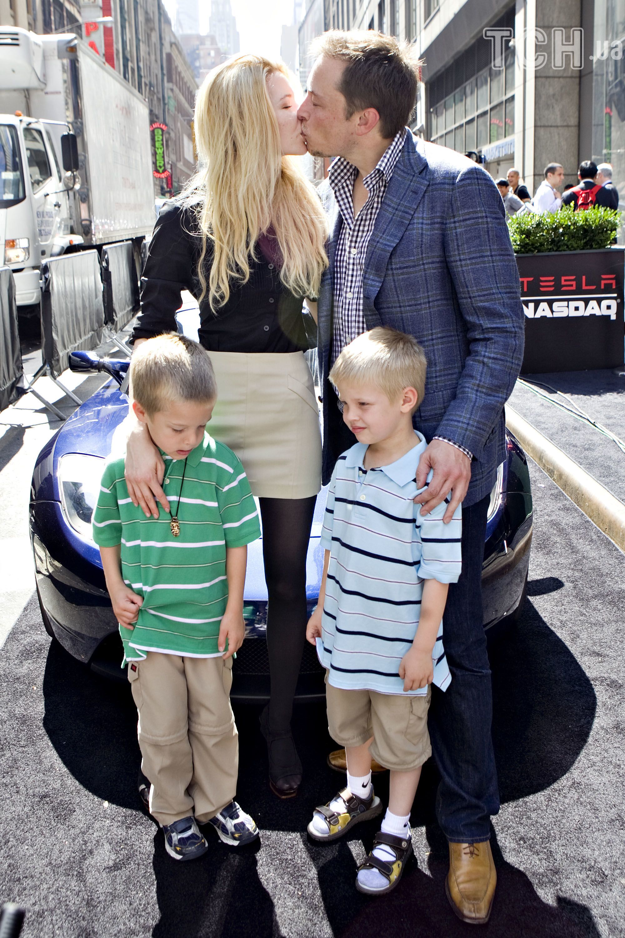 Elon Musk avec son ex-femme Justine et leur fils Xavier en T-shirt bleu / © Getty Images