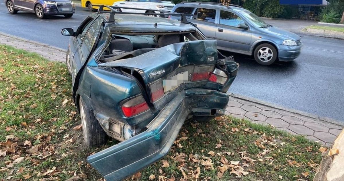 Автомобиль отбросило в дерево: в Одессе водитель оказался в больнице после аварии (фото)