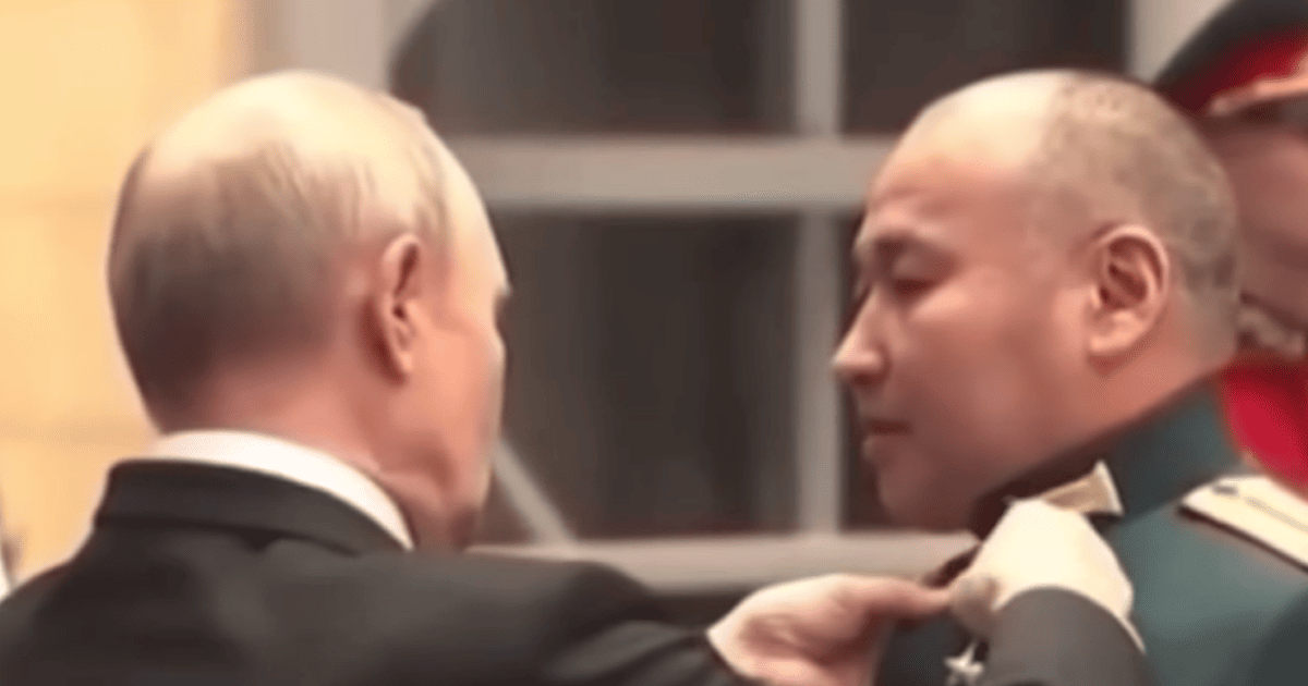 Путін нагороджує Очір-Горяєва