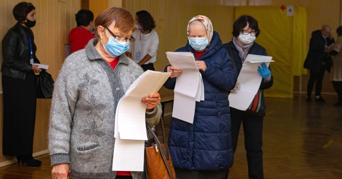 В Закарпатской области кандидат подсчитывала голоса избирателей вместе с членами УИК