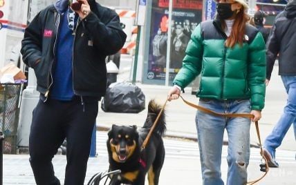 В пуховике и меховой панаме: беременная Эмили Ратажковски на прогулке с собакой