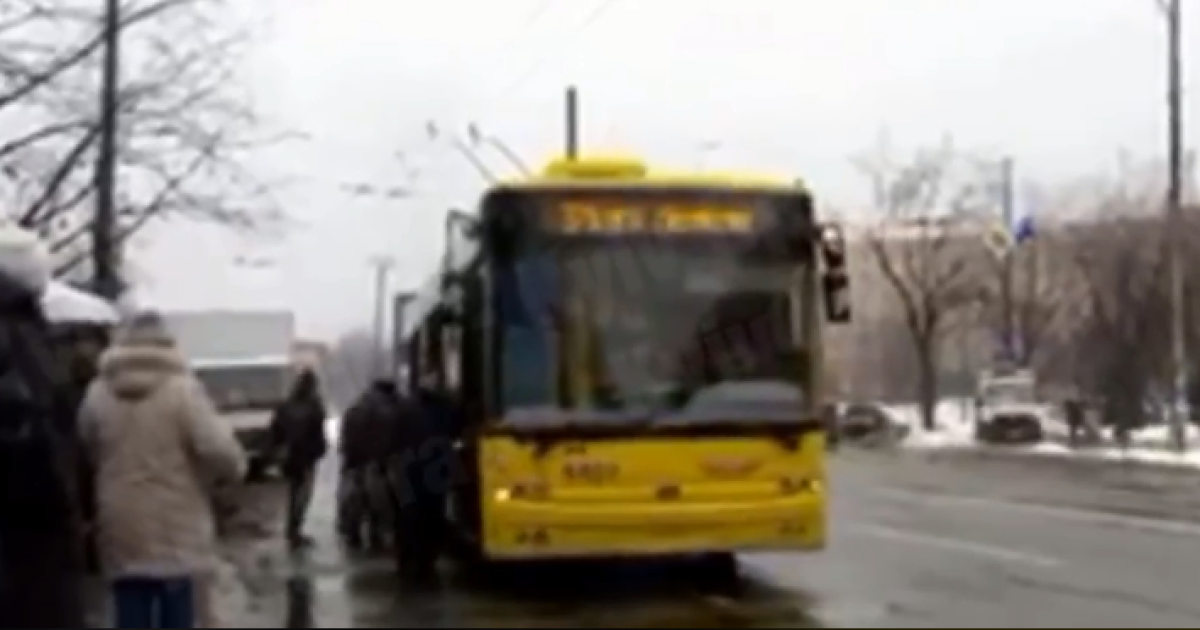 Троллейбус на улице города