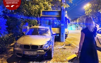 В Киеве водитель пошел за кофе, а его автобус сам покатился и протаранил автомобиль