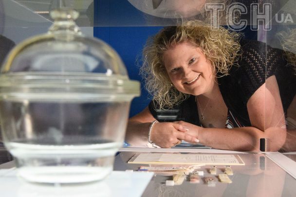 Луїза поряд із банкою-інкубатором, у якій інкубувався її ембріон / © Getty Images Луїза поряд із банкою-інкубатором, у якій інкубувався її ембріон / © Getty Images