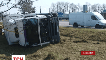 Во Львовской области грузовик разбил карету скорой