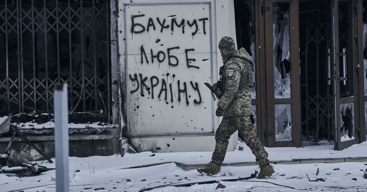 Украинский военный в Бахмуте.