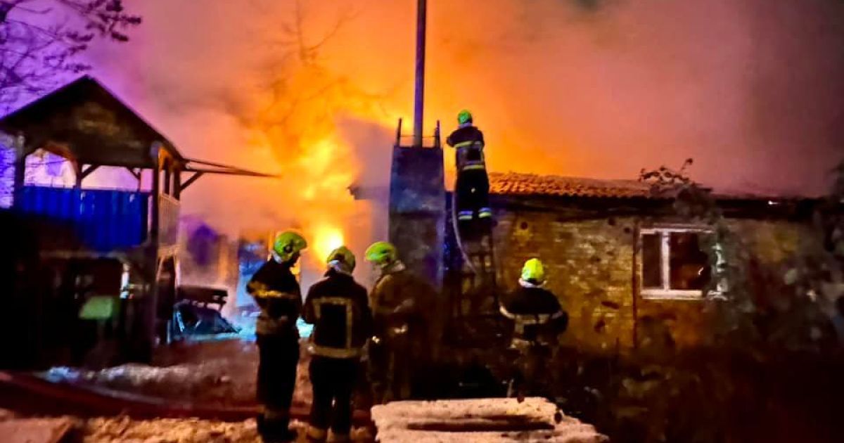 У Києві унаслідок російської атаки спалахнула пожежа