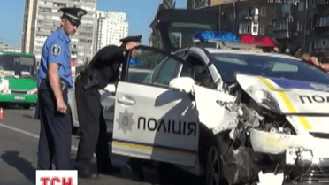 В Киеве полицейский автомобиль протаранил маршрутку