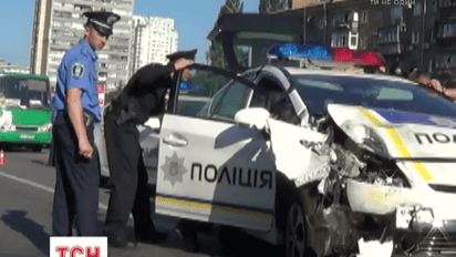В Киеве полицейский автомобиль протаранил маршрутку