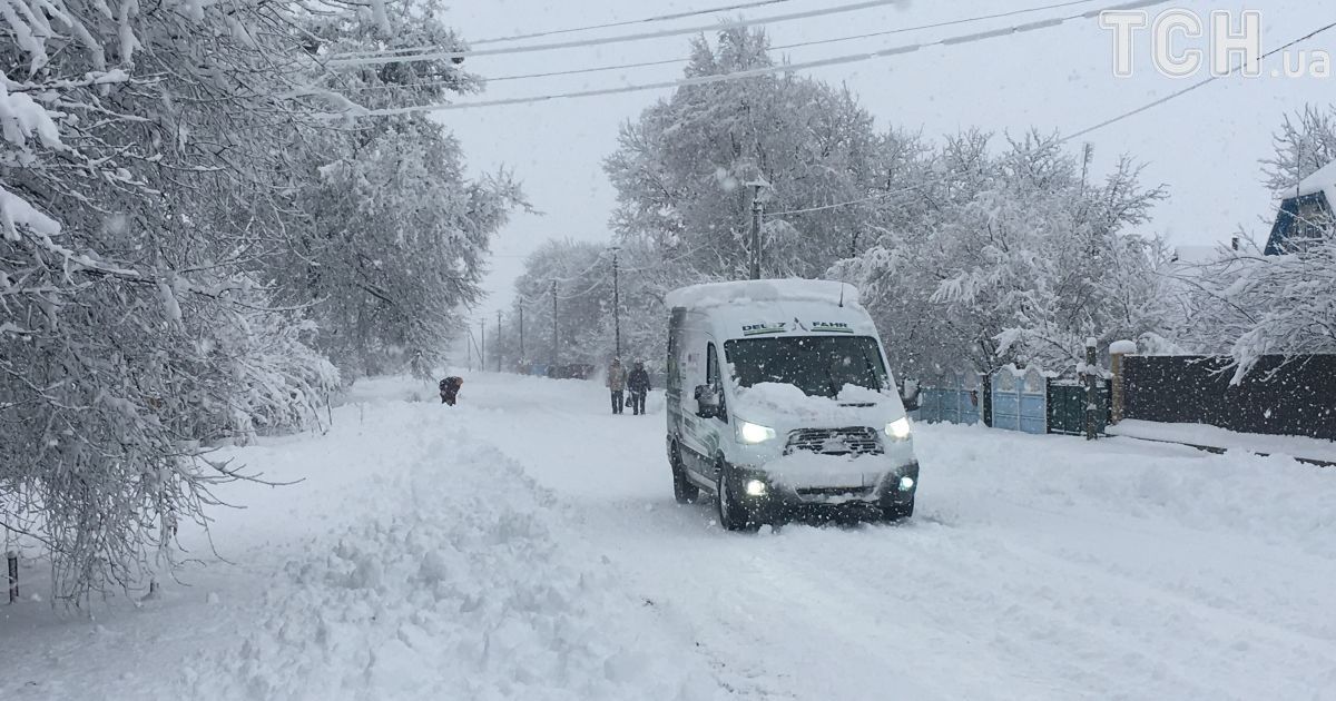 Через негоду без світла залишилися півтори сотні сіл, а Чернівці засипало снігом до колін