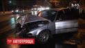 У Києві водій BMW врізався у стовп, який одразу впав на дорогу