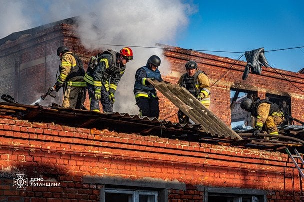 Рятувальники ліквідовують наслідки ракетного удару по Харкову / © ДСНС