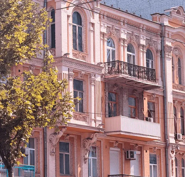 Після того, як балкон-самобуд демонтували, зовнішній вигляд будівлі став значно кращим / © фото з соцмереж