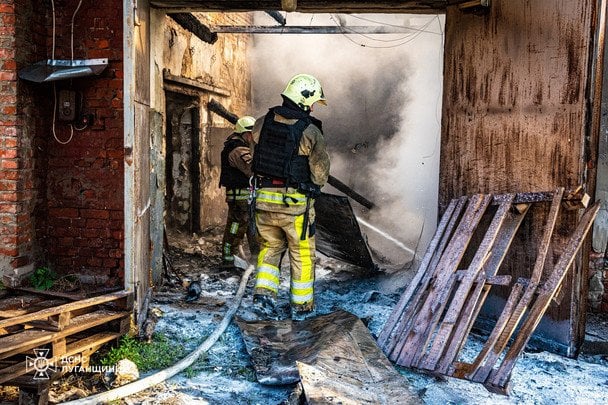 Рятувальники ліквідовують наслідки ракетного удару по Харкову / © ДСНС