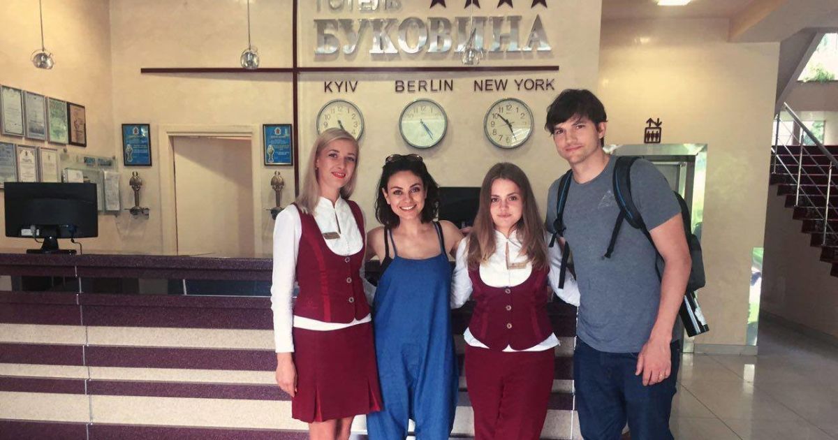 До Чернівців приїхали голлівудські актори Міла Куніс та Ештон Кутчер