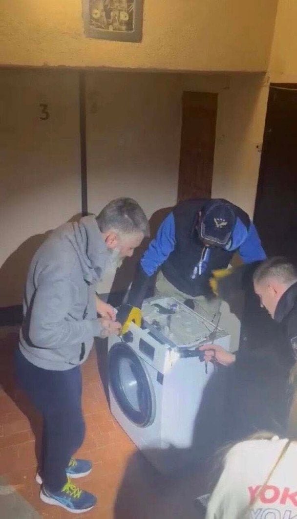 Гондураська королівська змія ховалася у пральній машині / © КП "Центр поводження з тваринами"/Facebook