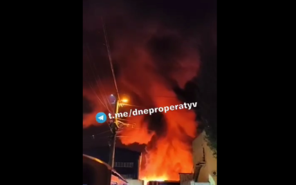 Обстрел Днепра: оккупанты "Искандером" влупили по АТП, сгорело более ста автобусов (видео)