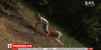 У парку у центрі столиці хлопчик провалився у люк — хто відповідальний за інцидент