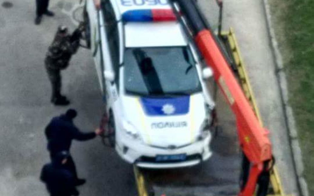 Во Львове полицейские не разминулись с припаркованным автомобилем / © Варта1
