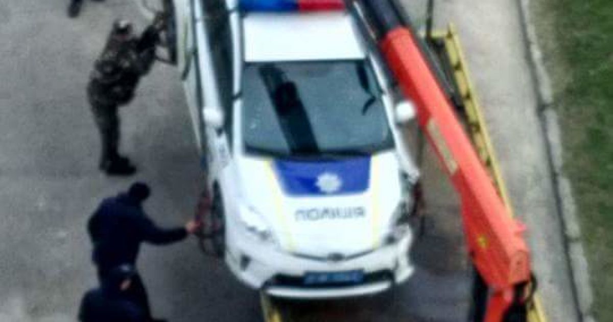 Во Львове полицейские не разминулись с припаркованным автомобилем