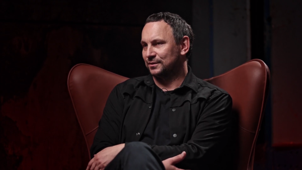 Валерій Харчишин після заяви про новий роман заінтригував поцілунками з таємничою обраницею