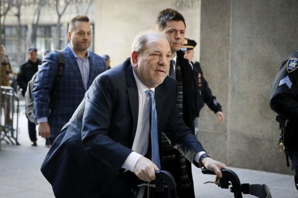 Гарві Вайнштейн біля суду / © Associated Press