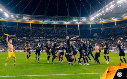 Фанаты "Айнтрахта" мощно отблагодарили игроков за фантастический выход в полуфинал Лиги Европы