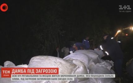 Рятувальники на Буковині всю ніч латали діру в дамбі, щоб не допустити масштабного прориву