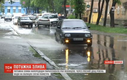 В Виннице ливнем затопило улицы: вода доходила до дверей машин