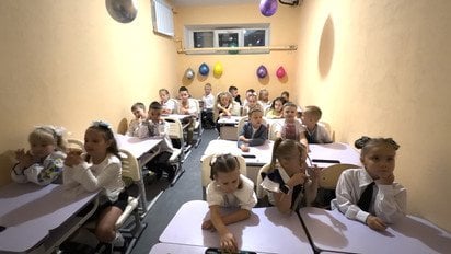 Першокласники київського ліцею заспівали "Смарагдове небо" в укритті під час атаки на столицю