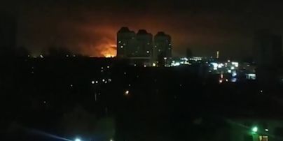 В Липецке на территории металлургического комбината от взрыва обрушилась кровля, над городом пылает зарево: видео
