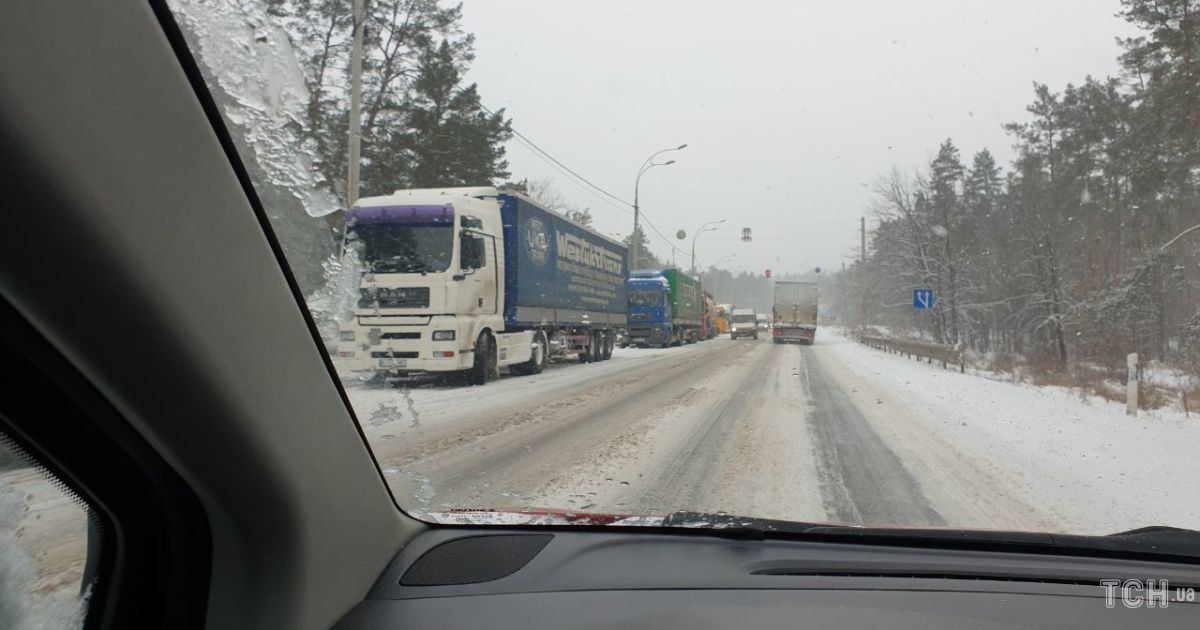 Черга з фур у передмісті Києва