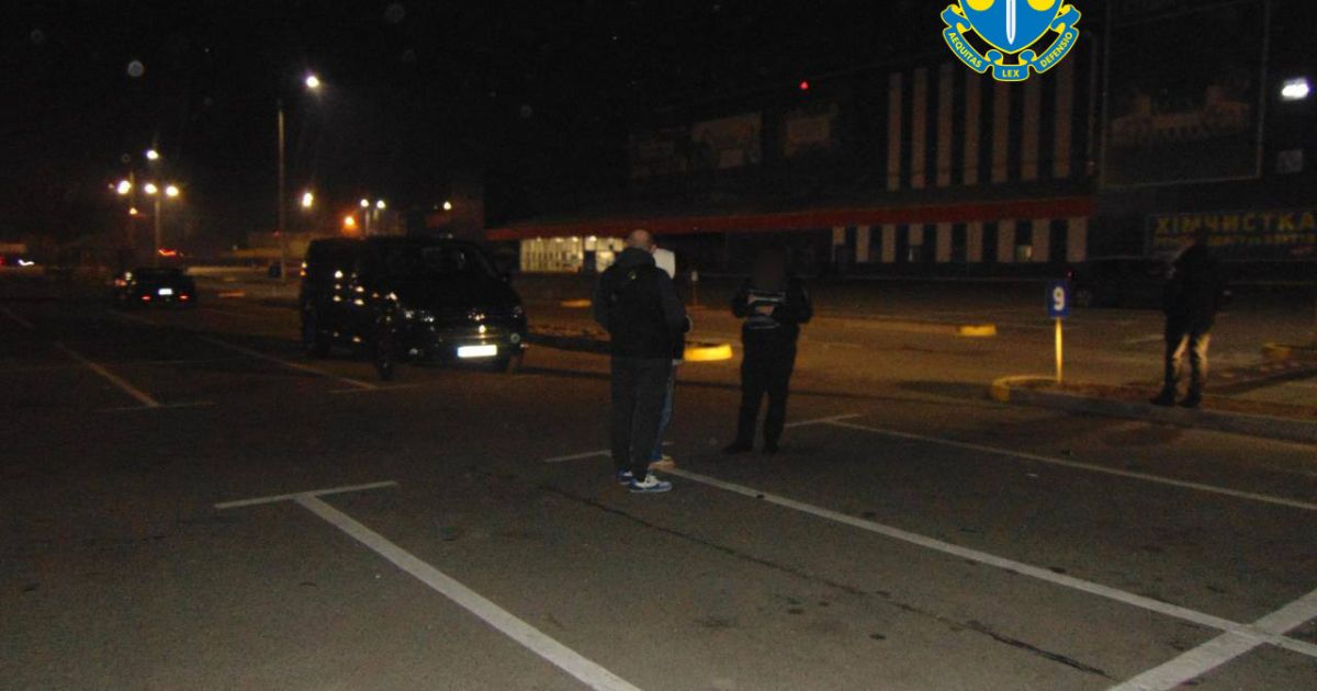 У Києві на паркінгу ТРЦ невідомі напали на бізнесмена, намагаючись викрасти Mercedes