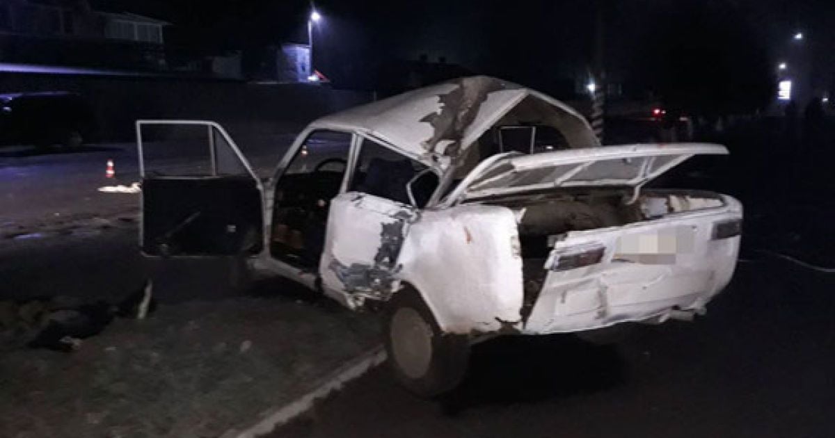 На Виннитчине водитель ВАЗа влетел в столб и сбежал с места аварии, увидев своего товарища мертвым