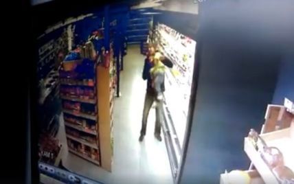 В супермаркете мужчина перебросил ребенка через плечо, он сильно ударился об пол и потерял сознание