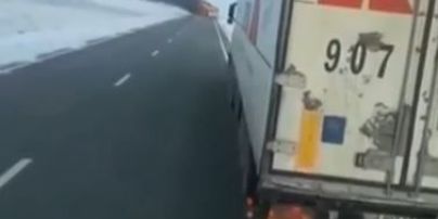 З'явилося відео охопленого полум'ям автобуса у Казахстані, в якому згоріли 52 людини