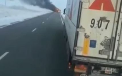 З'явилося відео охопленого полум'ям автобуса у Казахстані, в якому згоріли 52 людини