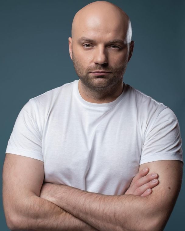 Відомий український ведучий звернувся до мами, яка вимагала в нього аліменти через суд