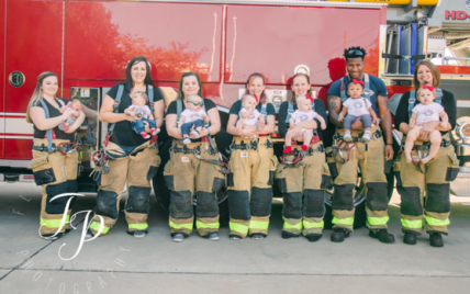 В США почти одновременно родили семеро жен пожарных с одной станции