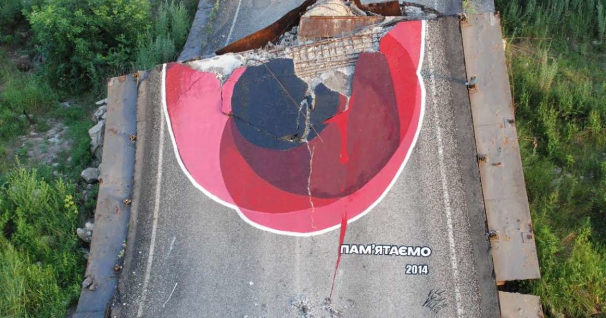 Разрушенный боевиками мост под Славянском превратили в произведение искусства