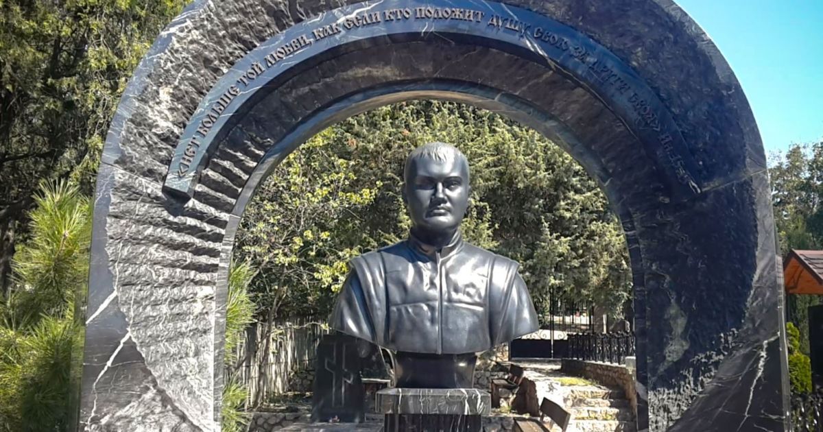 Цілодобова охорона і родинний склеп. Журналісти показали могилу сина Януковича в анексованому Криму