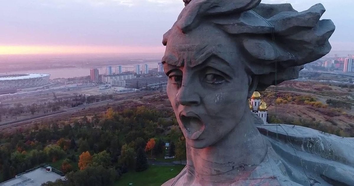 "Батьківщина-мати кличе"