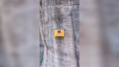 Китаянка поселилась в домике на краю скалы