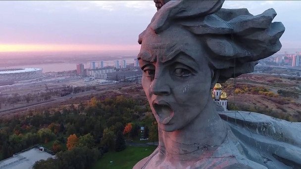 Тело в голове "Родина-мать зовет": что известно о загадочной смерти ректора из Москвы