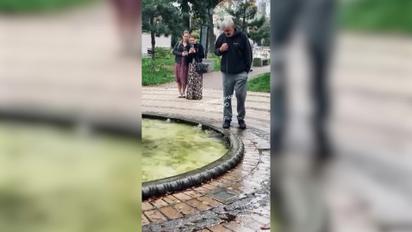 В центре Киева выдра купалась в фонтане