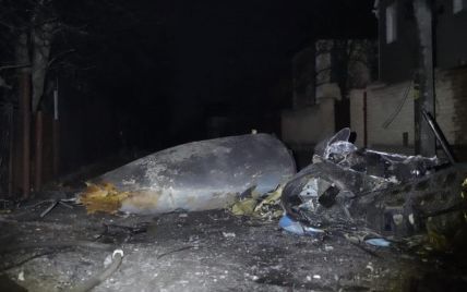 У Києві впав літак, а його фрагмент - на будинок і той загорівся
