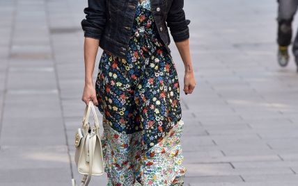 У квітковій сукні і з сумкою Yves Saint Laurent: Ешлі Робертс у стильному образі сходила на радіоефір