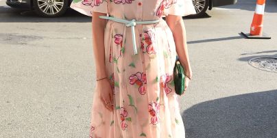В платье с цветочным принтом: Карли Клосс в нежном образе на светском мероприятии