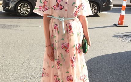 В платье с цветочным принтом: Карли Клосс в нежном образе на светском мероприятии